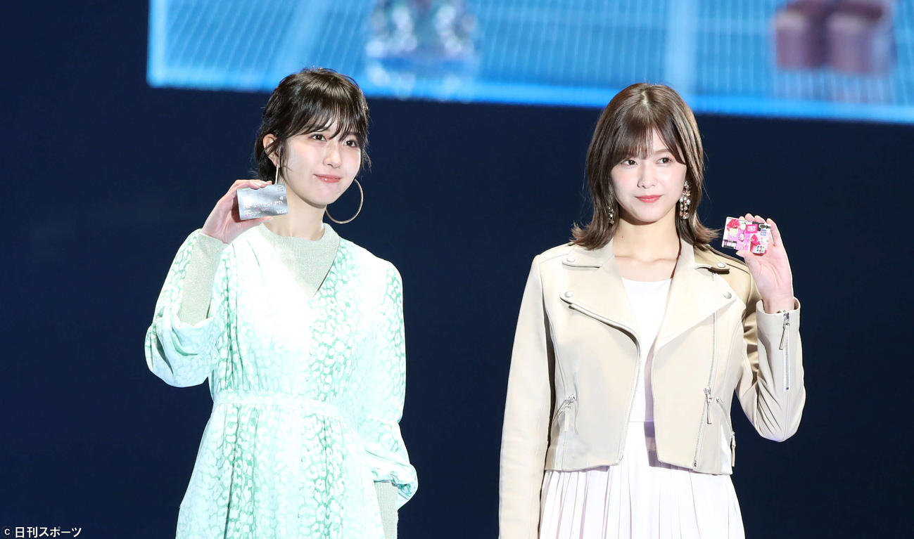 「マイナビ　トーキョーガールズコレクション2020」でランウェーでポーズを決める欅坂46の土生瑞穂（左）と渡邉理佐（撮影・垰建太）