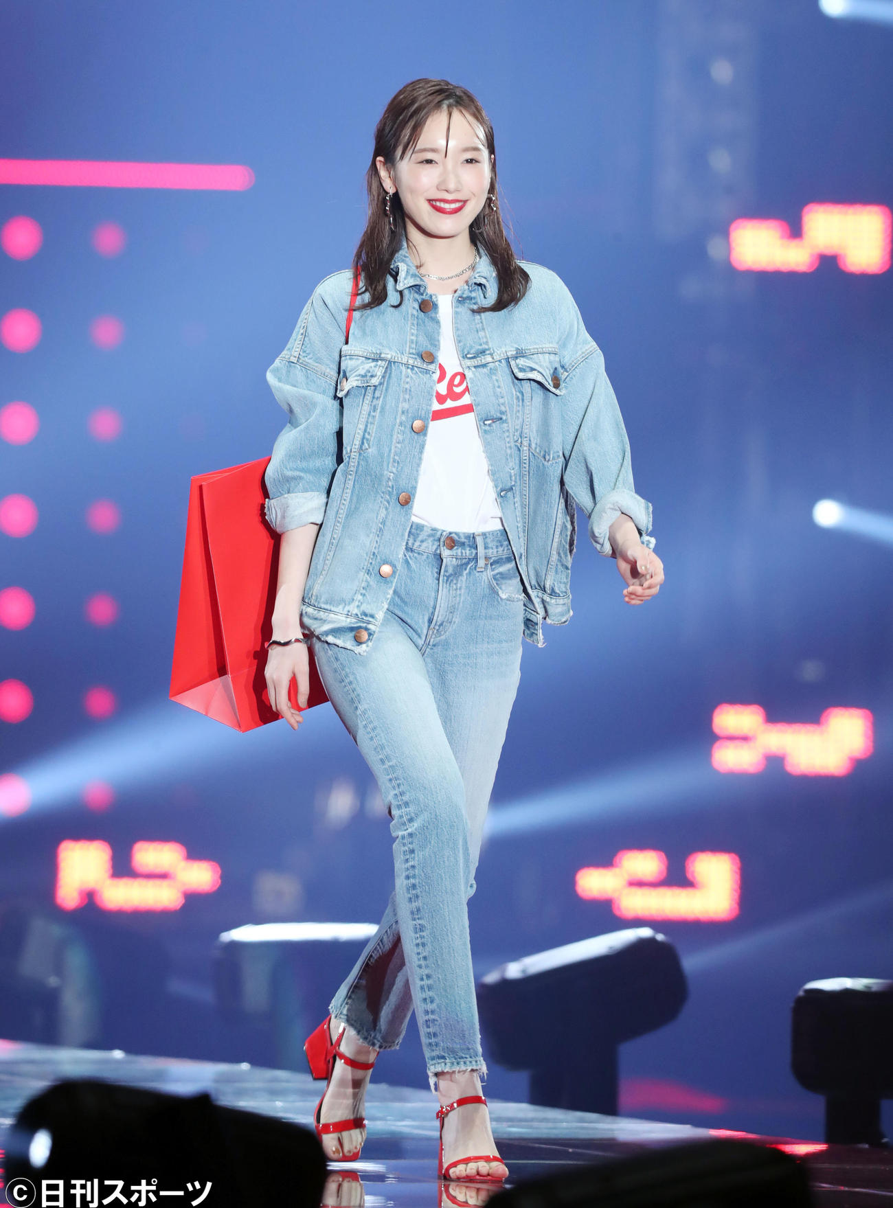 「マイナビ　トーキョーガールズコレクション2020」で華麗にランウェーを歩く飯豊まりえ（撮影・垰建太）