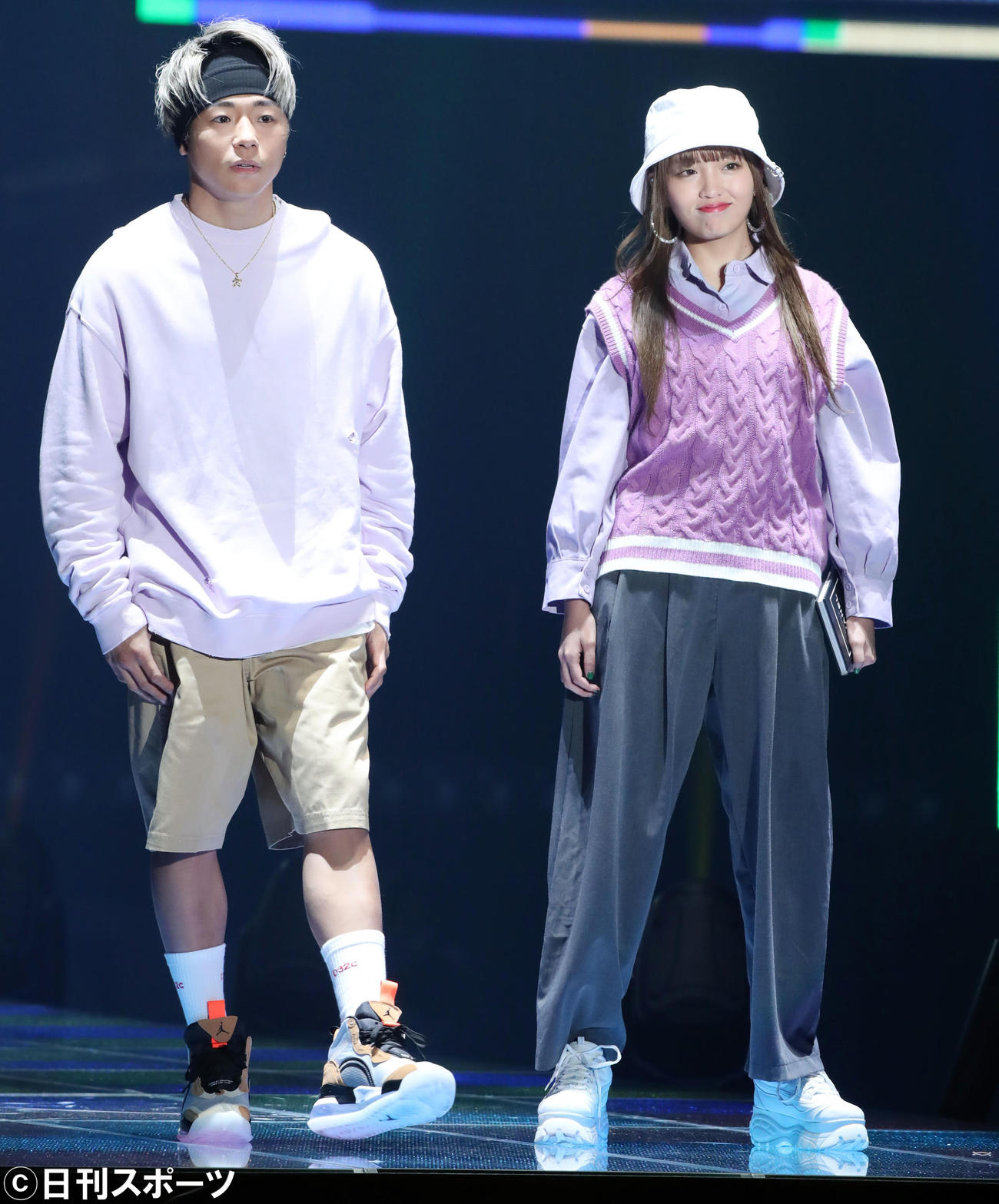 「マイナビ　トーキョーガールズコレクション2020」でランウェーを並んで歩く武尊（左）とねお（撮影・垰建太）