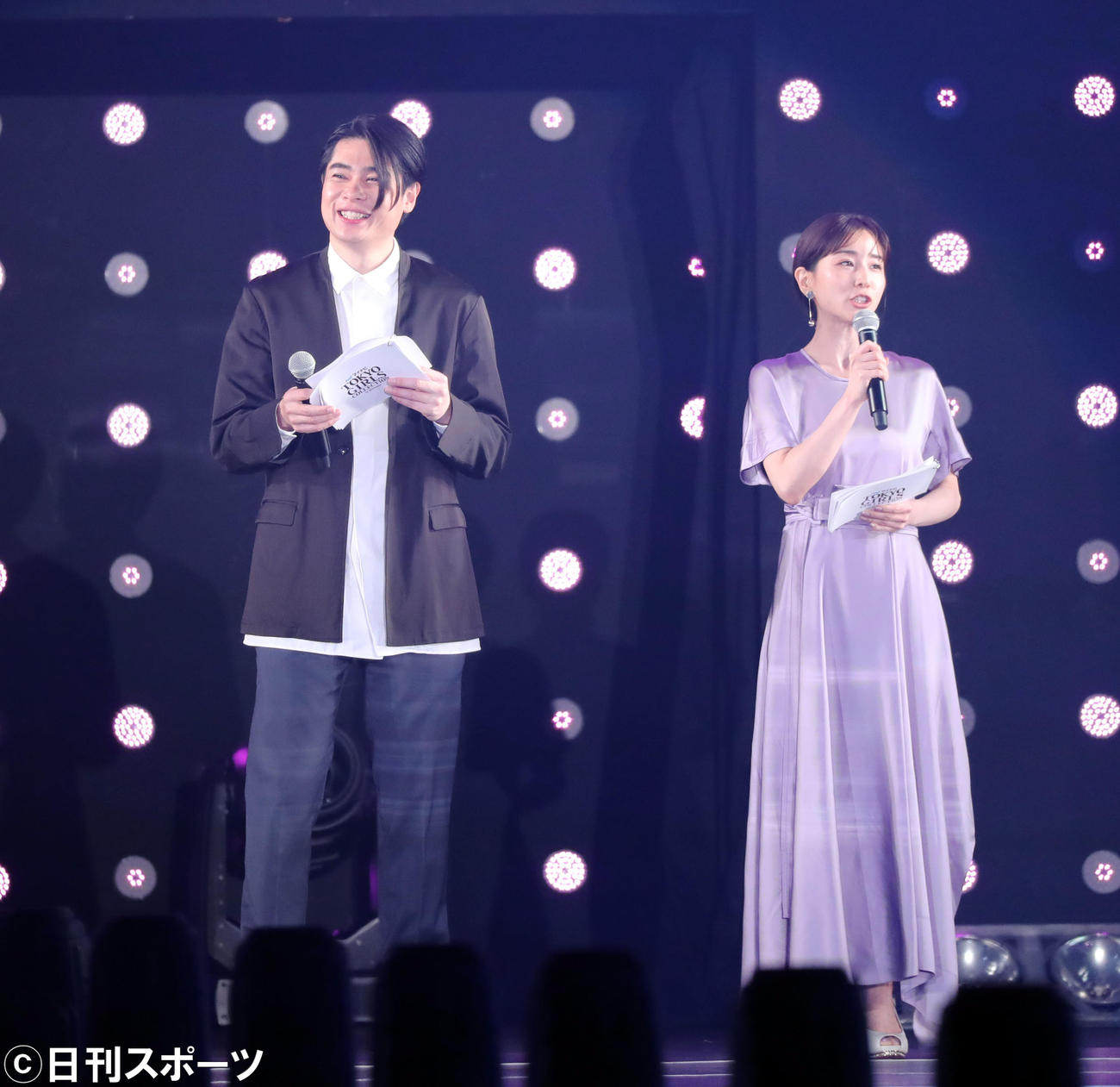 「マイナビ　トーキョーガールズコレクション2020」の司会を務める平成ノブシコブシの吉村崇（左）と田中みな実（撮影・垰建太）