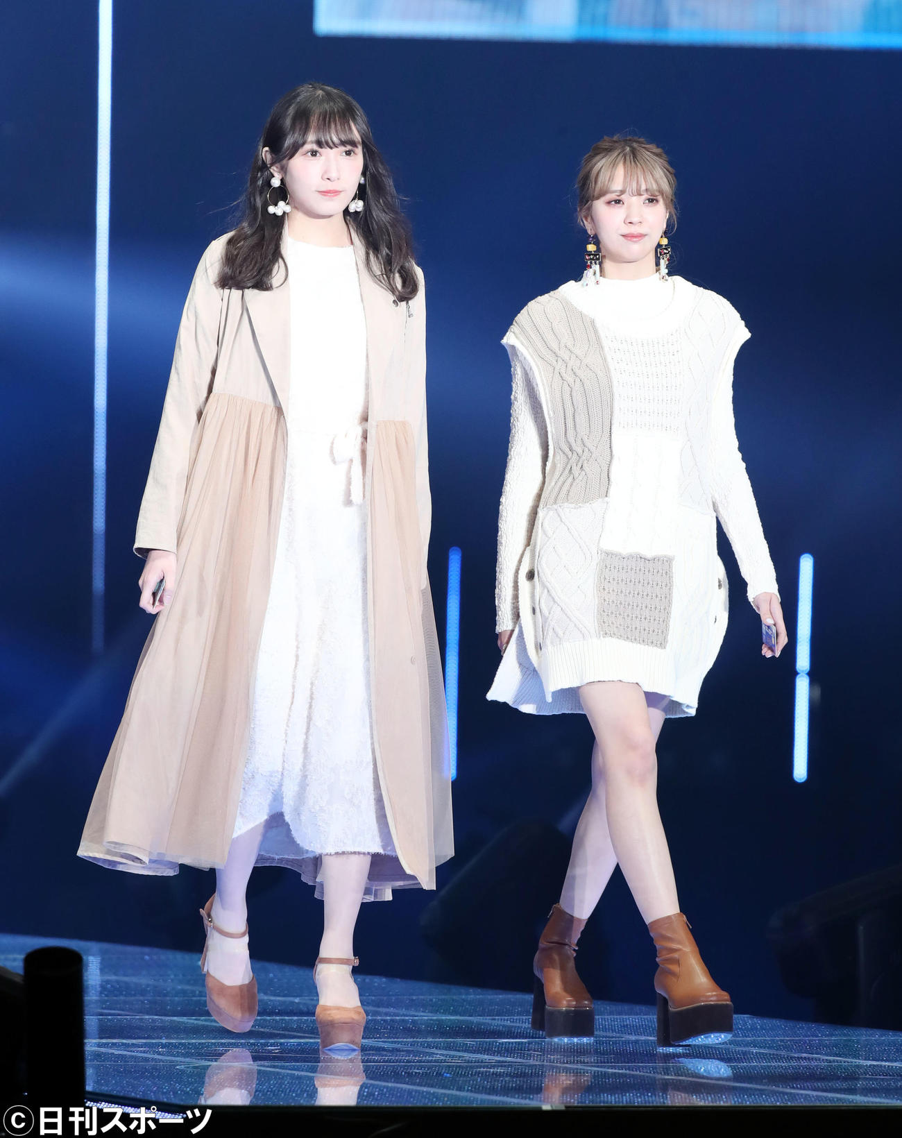 「マイナビ　トーキョーガールズコレクション2020」でランウェーを歩く欅坂46の渡辺梨加（左）と小林由依（撮影・垰建太）