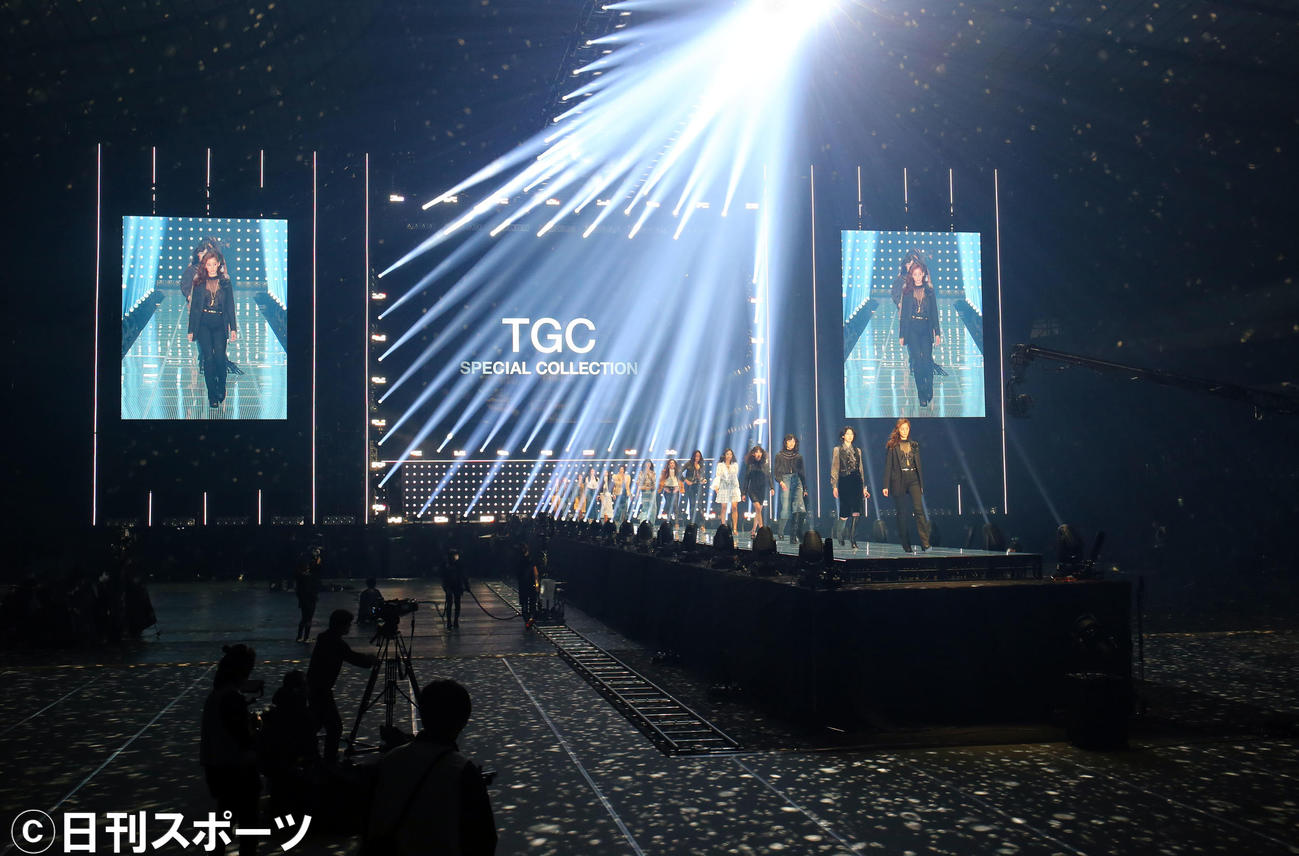 無観客の中、ランウェーを歩くモデルたち（撮影・垰建太）