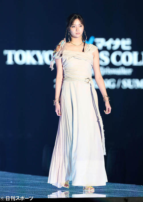 「マイナビ トーキョーガールズコレクション2020」で華麗にランウェーを歩く新川優愛(撮影・垰建太)