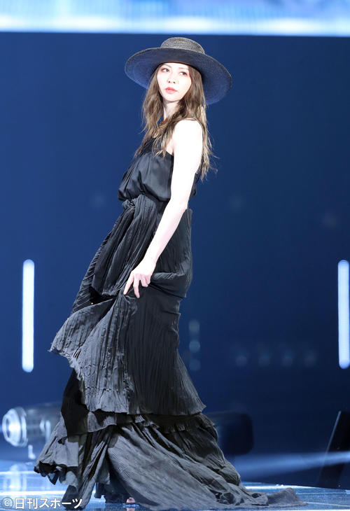 「マイナビ トーキョーガールズコレクション2020」で華麗にランウェーを歩く香里奈(撮影・垰建太)