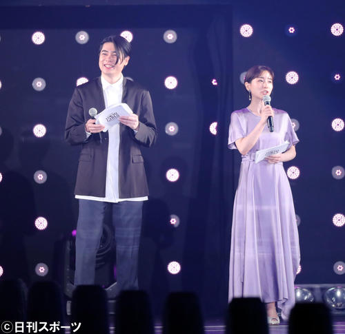 「マイナビ トーキョーガールズコレクション2020」の司会を務める平成ノブシコブシの吉村崇(左)と田中みな実(撮影・垰建太)