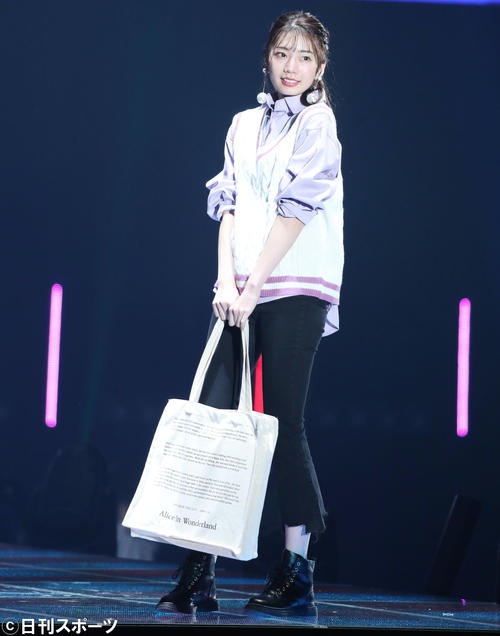 「マイナビ トーキョーガールズコレクション2020」で華麗にランウェーでポーズを決める日向坂46高本彩花(撮影・垰建太)