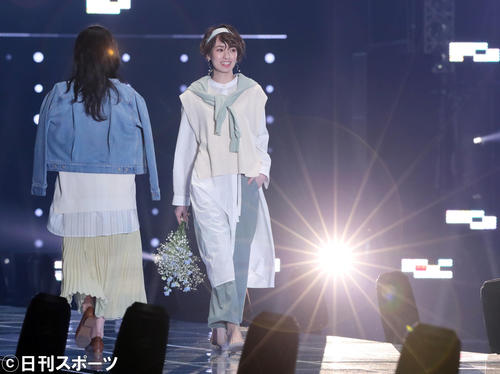 「マイナビ トーキョーガールズコレクション2020」で華麗にランウェーを歩く南明奈(撮影・垰建太)