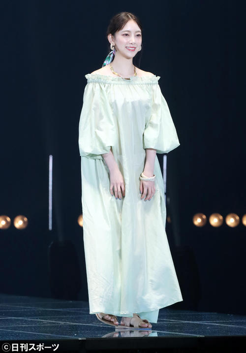 「マイナビ トーキョーガールズコレクション2020」で華麗にランウェーを歩く乃木坂46堀未央奈(撮影・垰建太)