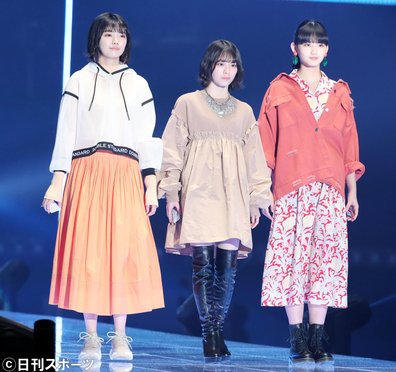「マイナビ　トーキョーガールズコレクション2020」でランウェーを歩く欅坂46の藤吉夏鈴（左）と森田ひかる（中央）と山崎天（撮影・垰建太）
