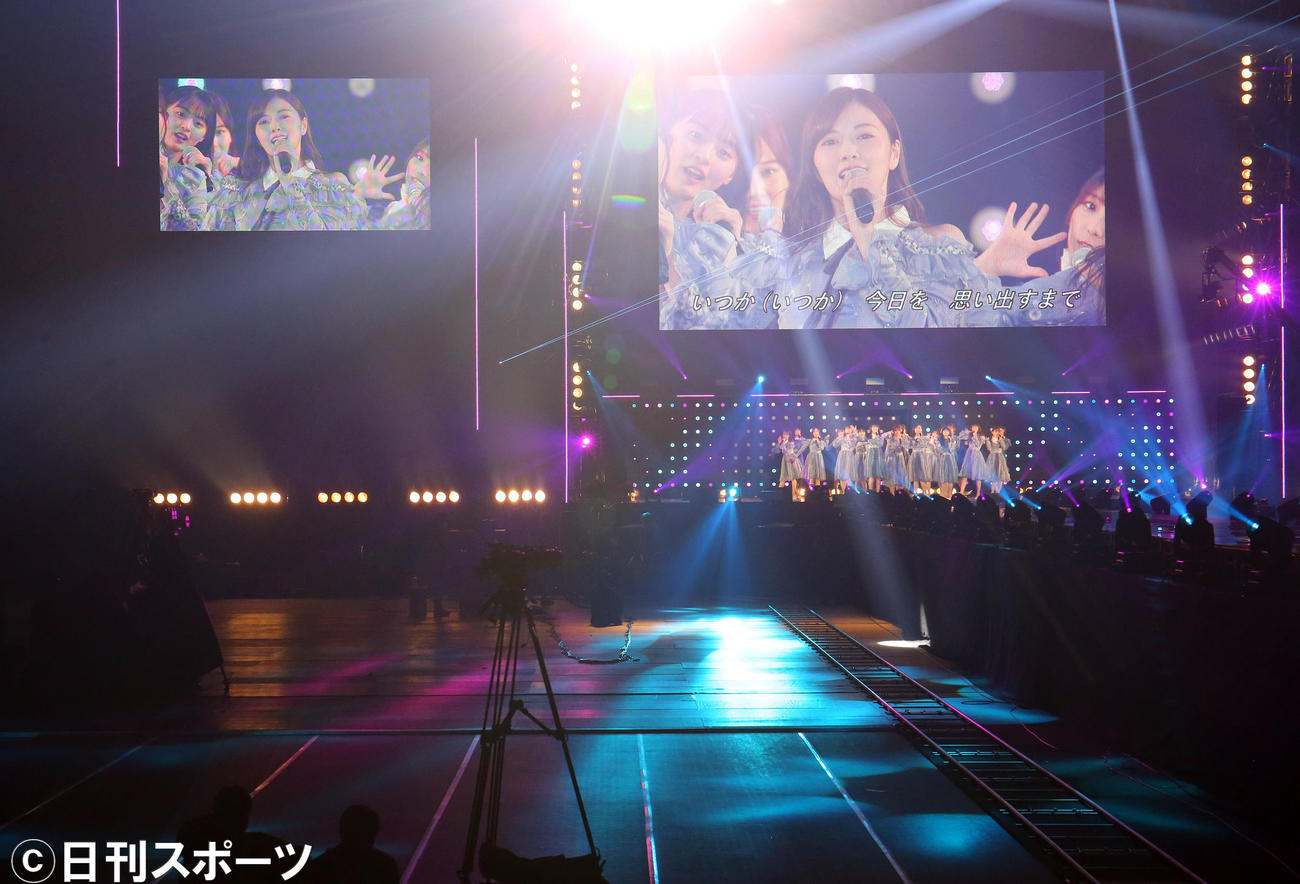 「マイナビ　トーキョーガールズコレクション2020」の舞台で無観客でライブを行う乃木坂46（撮影・垰建太）