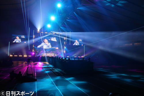 「マイナビ トーキョーガールズコレクション2020」の舞台で無観客でライブを行う乃木坂46(撮影・垰建太)