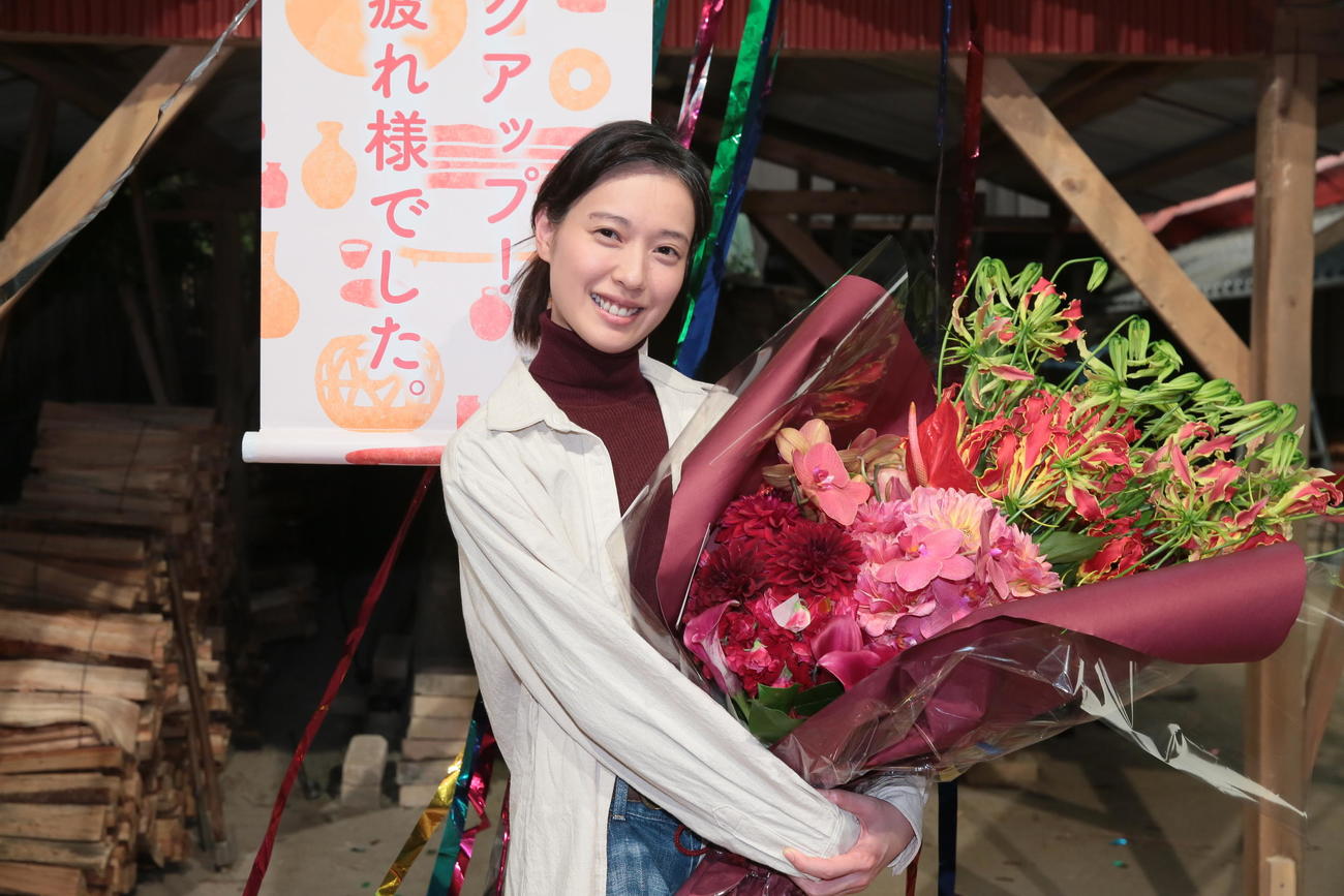 NHK連続テレビ小説「スカーレット」がクランクアップし、花束を贈られて笑顔を見せる戸田恵梨香（C）NHK