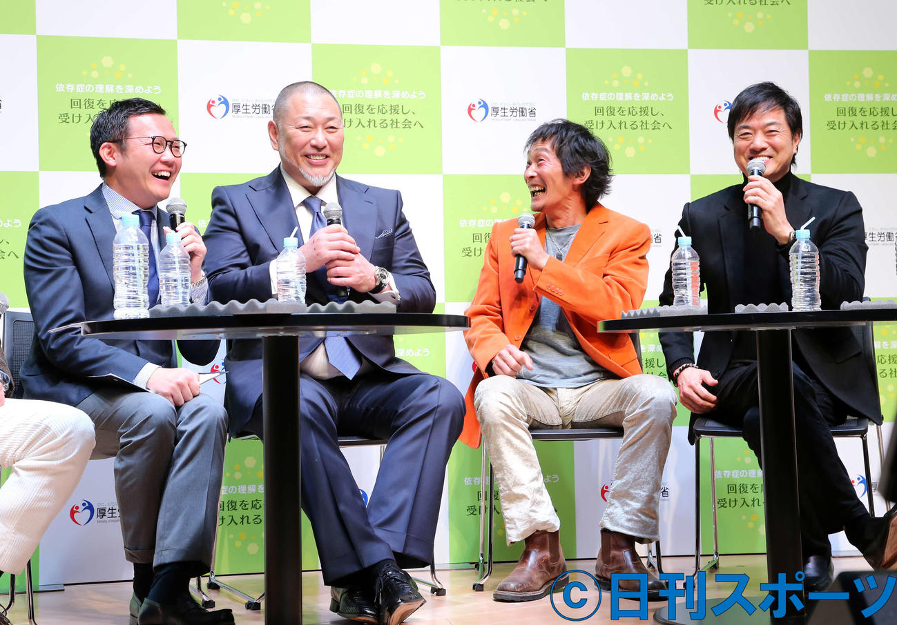 依存症についてトークする左から塚本元NHKアナウンサー、清原氏、杉田あきひろ、高知東生（撮影・鈴木正人）