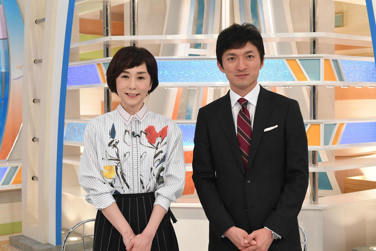 テレビ朝日系「大下容子ワイド！スクランブル」MCの大下容子アナ（左）と小松靖アナ