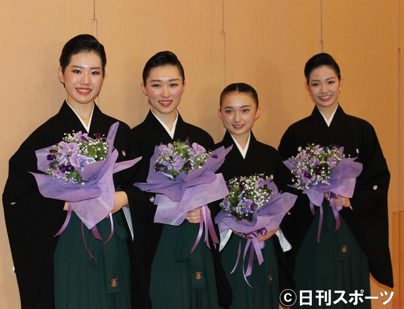 卒業式を終え、取材に応じた（左から）柴崎のあんさん、圓福寺萌花さん、堀部真未さん、平野花奈さん（撮影・村上久美子）