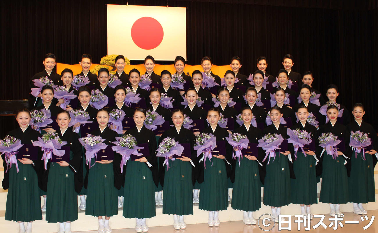 卒業式を無事に終え、記念撮影に臨んだ宝塚音楽学校の106期生（撮影・村上久美子）