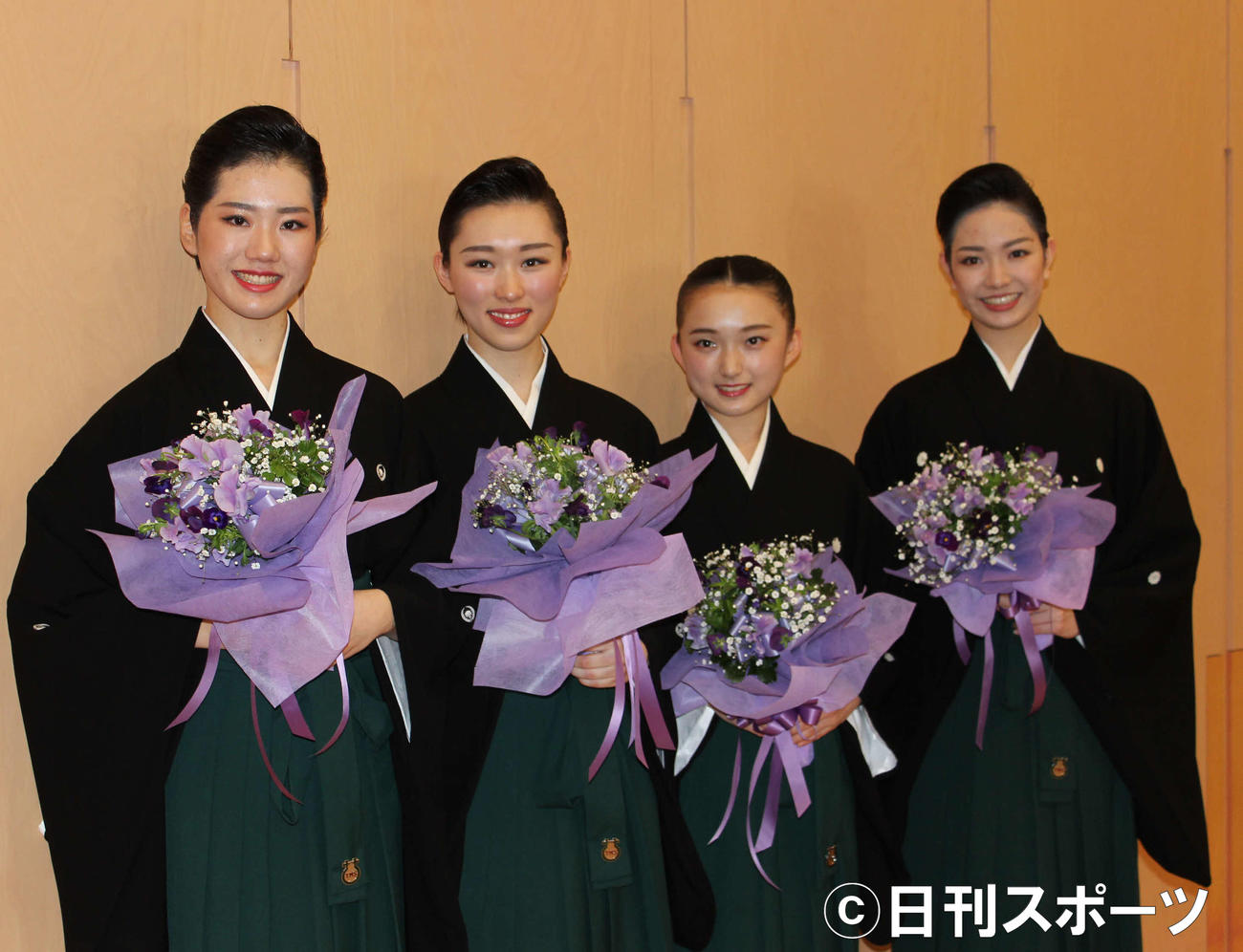 卒業式を終え、取材に応じた、左から柴崎のあんさん、圓福寺萌花さん、堀部真未さん、平野花奈さん（撮影・村上久美子）