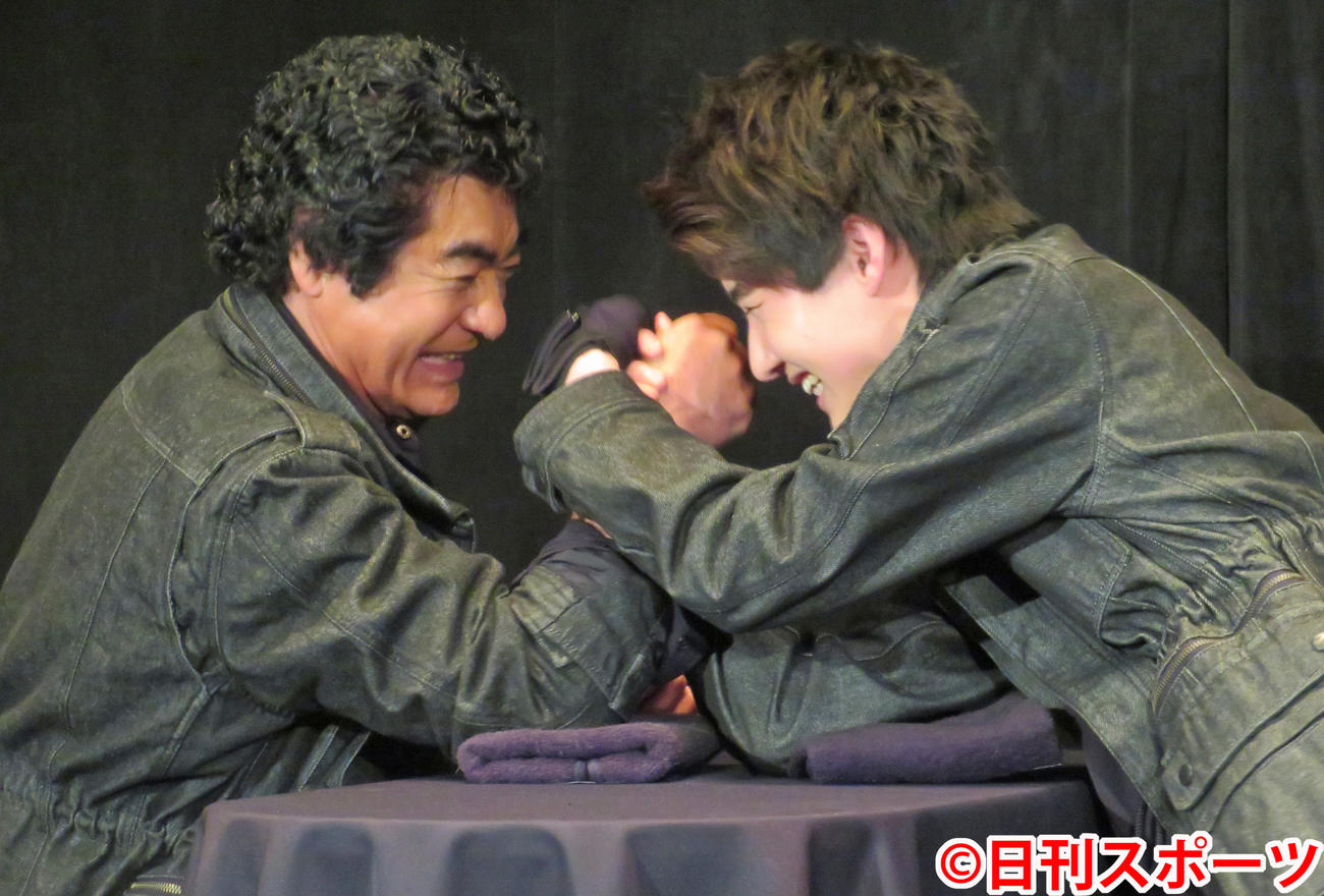 腕相撲では父・藤岡弘、（左）に勝てないと分かり、両手を使う藤岡真威人