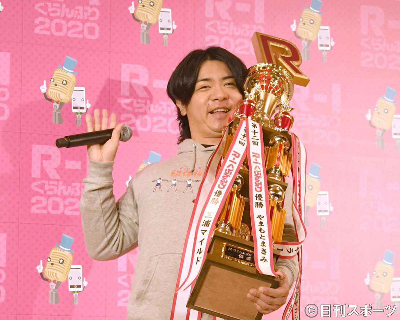 「R－1ぐらんぷり」で優勝したマヂカルラブリー野田クリスタルは、トロフィーを手におどける（撮影・酒井清司）