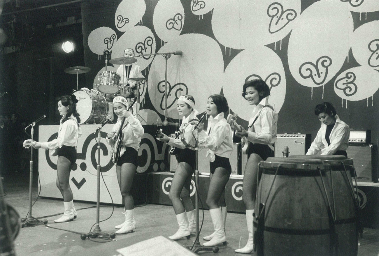 スクールメイツ時代の高橋真梨子（前列左から4人目）