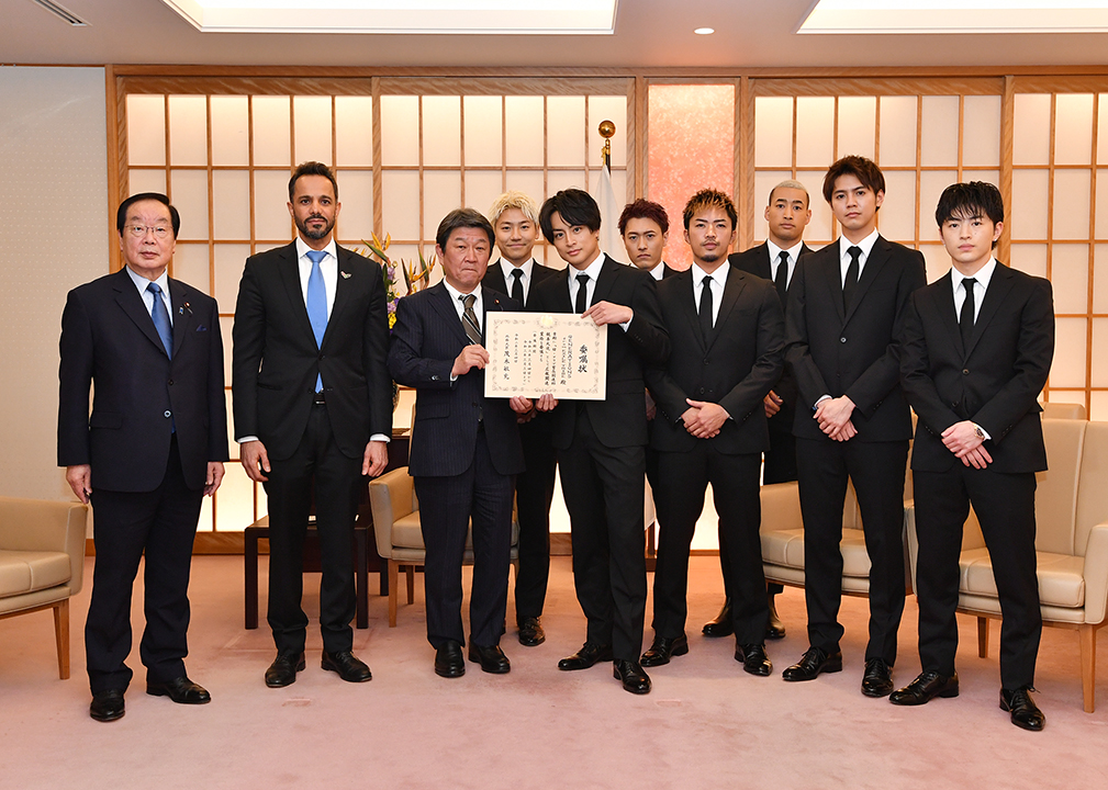 「日・アラブ首長国連邦親善大使」に任命され茂木敏充外相（左から3人目）から委嘱状を受け取るGENERATIONS