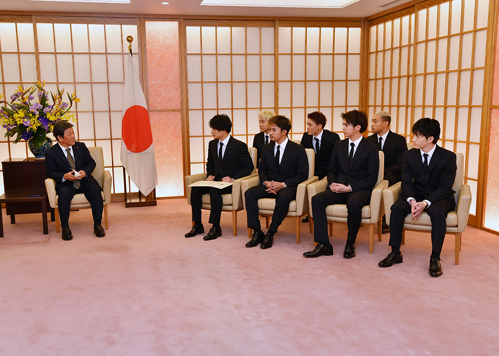 「日・アラブ首長国連邦親善大使」に任命され茂木敏充外相（左端）の話に聞き入るGENERATIONS