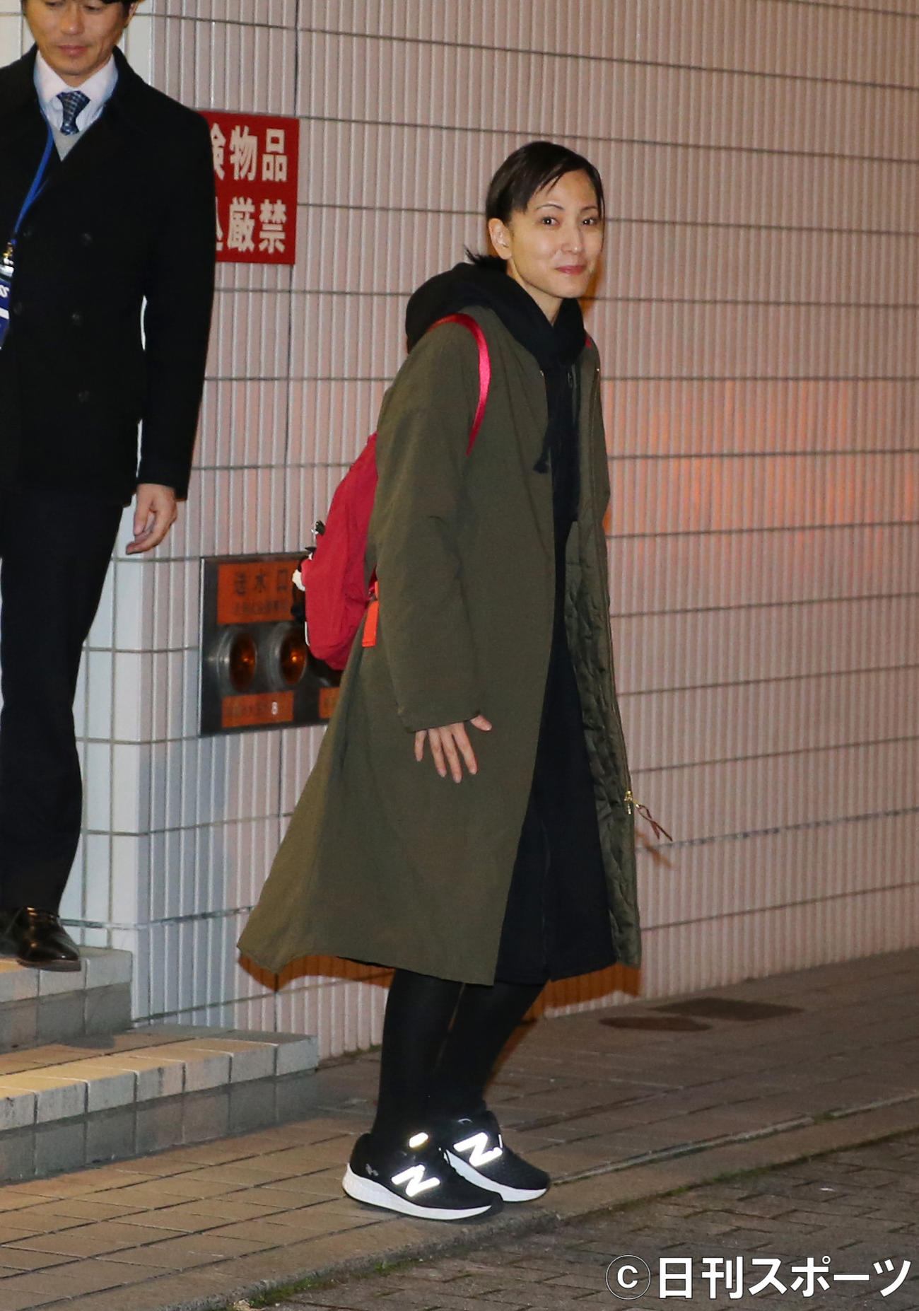 公演を終え、笑顔を見せながら引きあげる鈴木杏樹（2020年2月18日撮影）