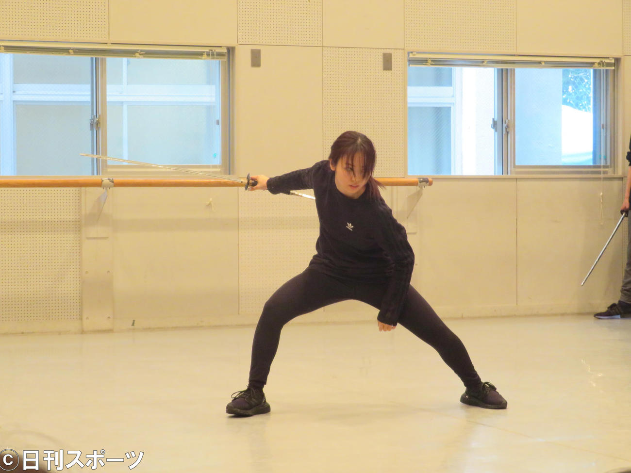 殺陣の決めポーズを披露する今泉佑唯