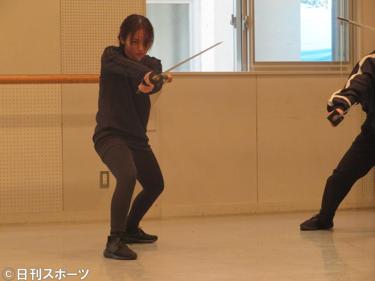 殺陣でポーズを決める今泉佑唯