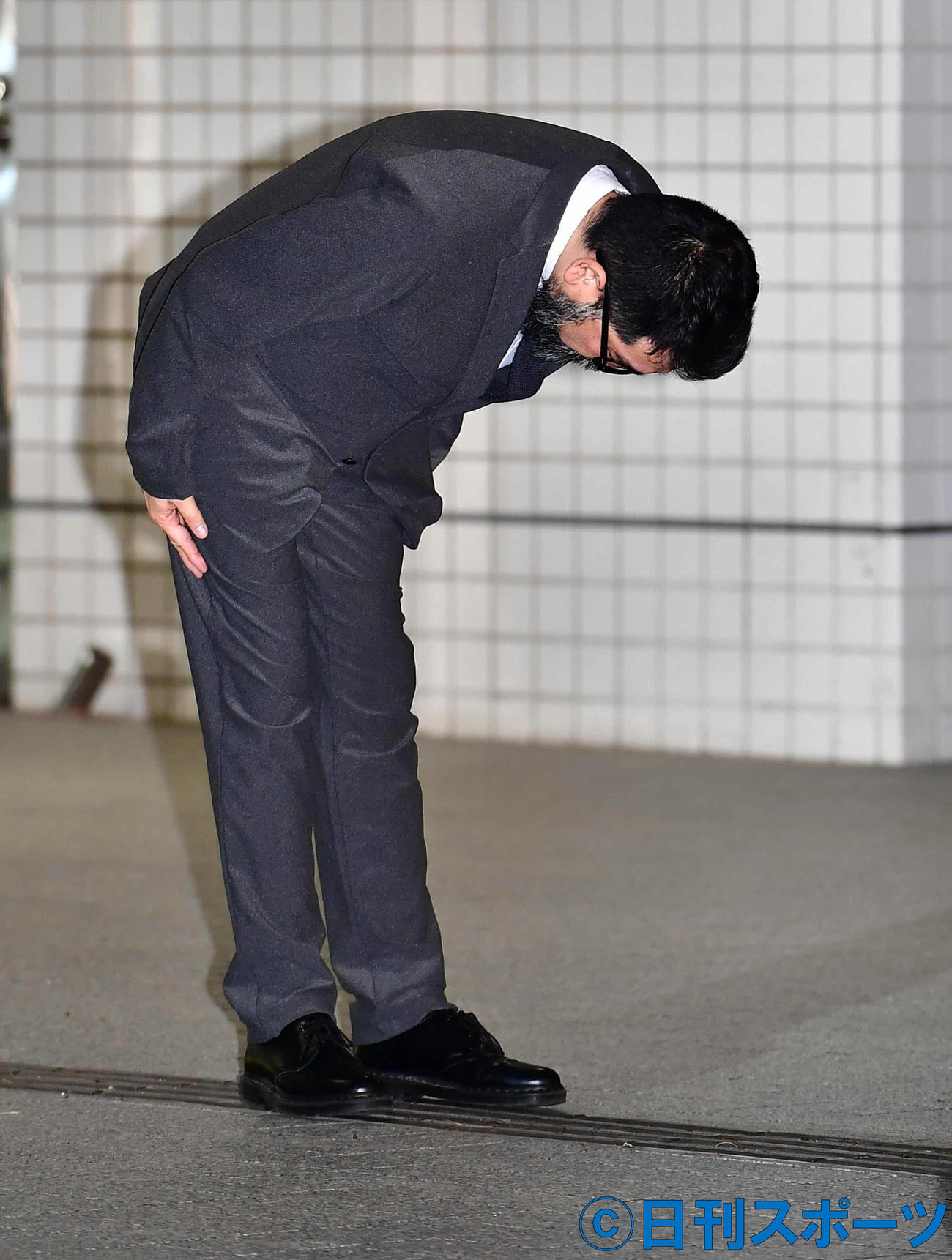 東京湾岸署を保釈された歌手の槇原敬之被告は報道陣の前で深々と頭を下げる（撮影・小沢裕）