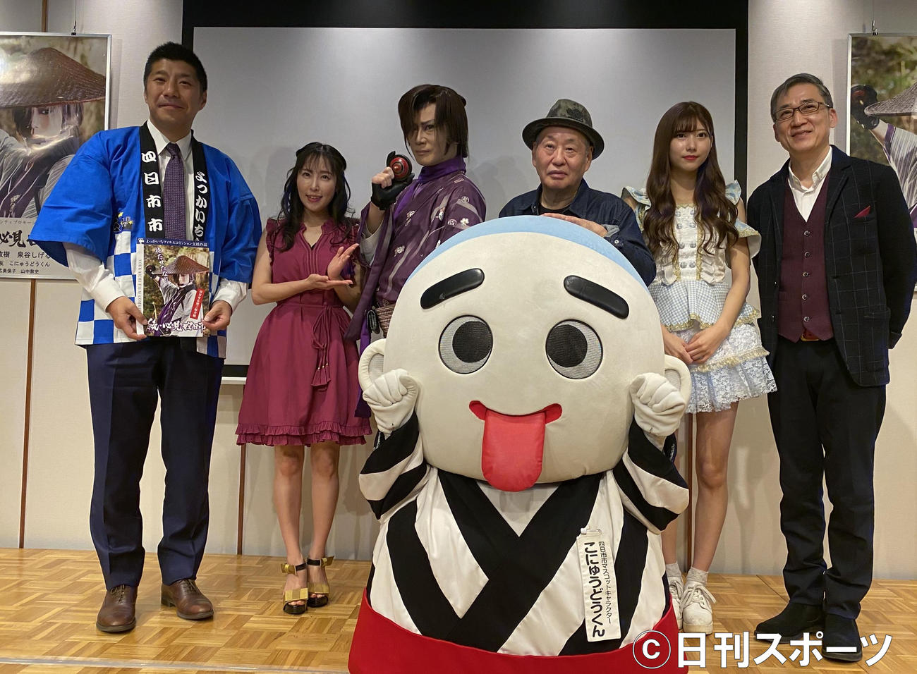 「必見・四日市」の制作発表。こにゅうどうくんを前に、左から森智広四日市市長、風谷南友、京本政樹、泉谷しげる、山広美保子、山中敦史