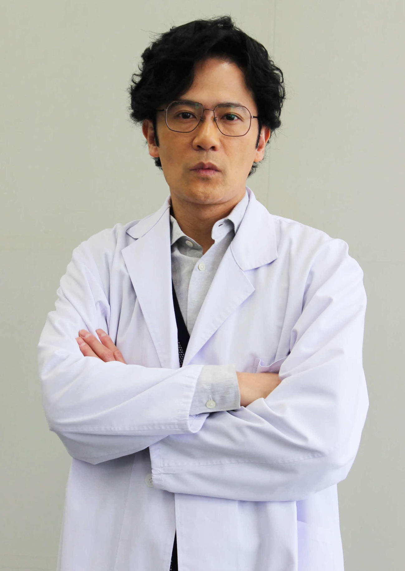 劇中であまり着ないという白衣姿を披露した稲垣吾郎（撮影・村上久美子）