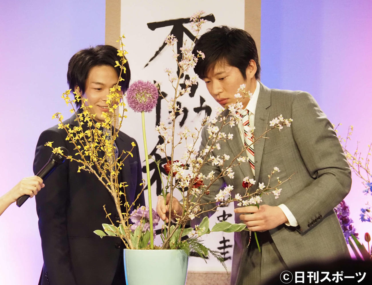 生け花に挑戦する中村倫也（左）と田中圭（撮影・遠藤尚子）