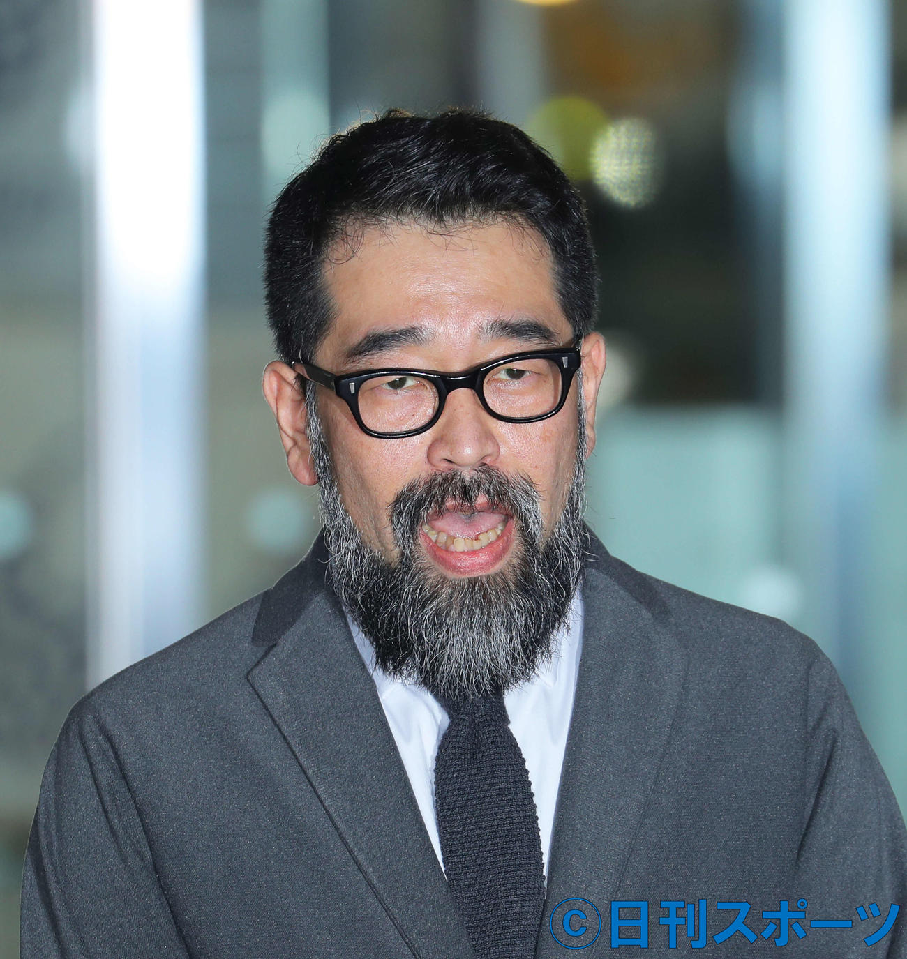 長いひげをはやし、メガネ姿で保釈された槇原敬之被告は、報道陣の前で謝罪する（撮影・河田真司）