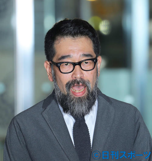 長いひげをはやし、メガネ姿で保釈された槇原敬之被告は、報道陣の前で謝罪する(撮影・河田真司)