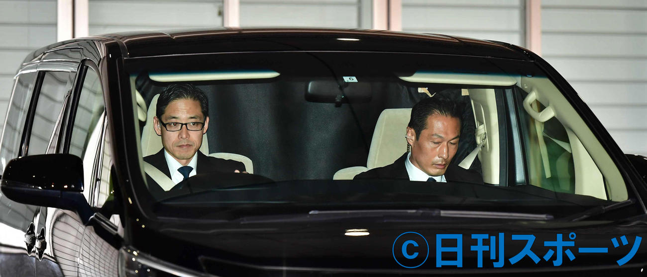 東京湾岸署から保釈された歌手の槇原被告が乗り込んだ車にはカーテンが敷かれ、中の様子をうかがうことはできなかった（撮影・小沢裕）