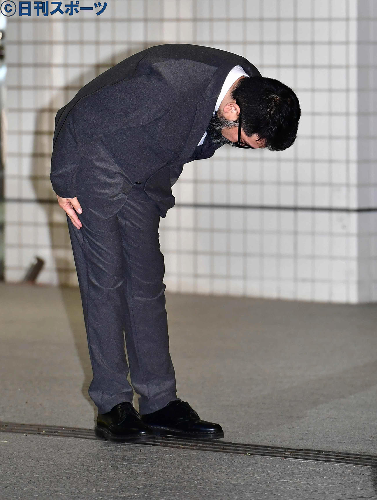 報道陣の前で深々と頭を下げる槇原被告（撮影・小沢裕）