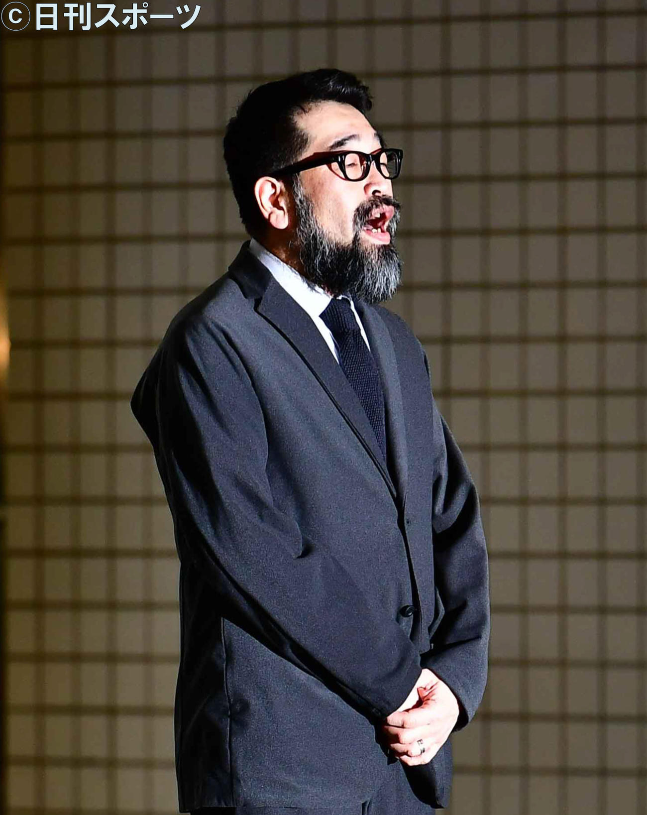 覚せい剤取締法違反などの罪で起訴され、この日東京湾岸署を保釈された歌手の槇原被告は報道陣の前で謝罪する（撮影・小沢裕）