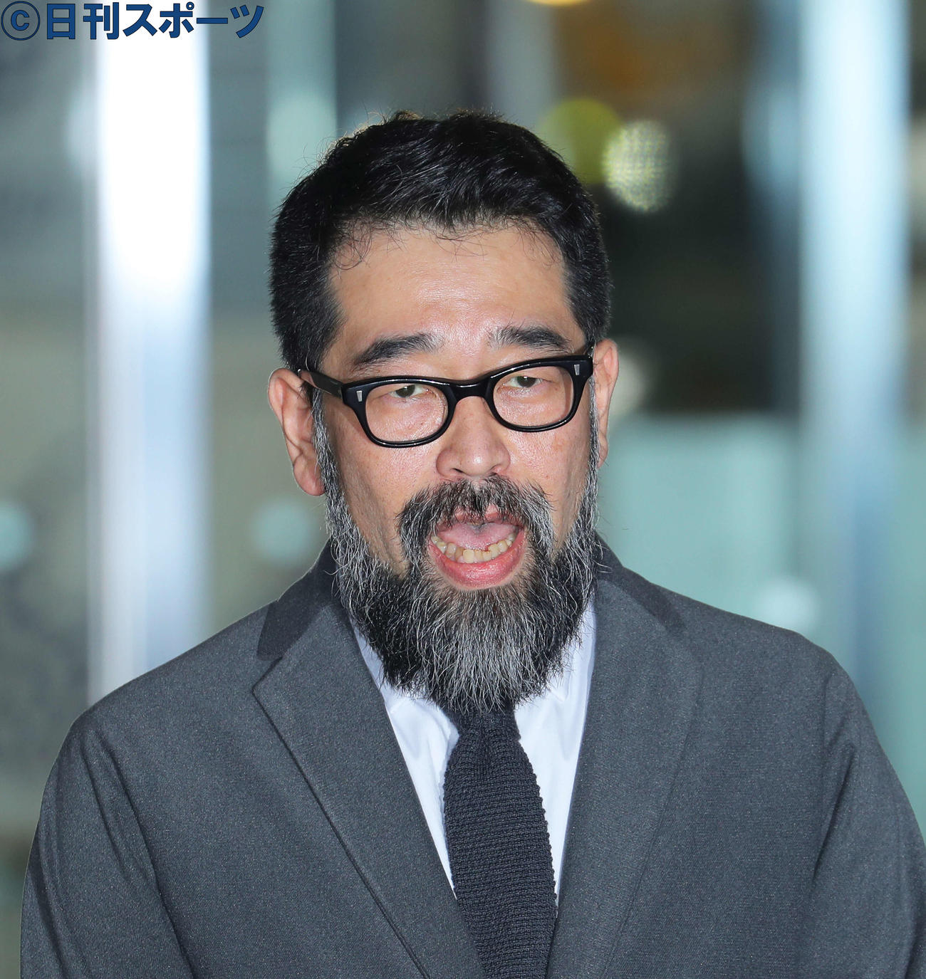 覚せい剤取締法違反と医薬品医療機器法違反の罪で起訴され東京湾岸署に留置されていた槇原敬之被告は保釈され、報道陣の前で謝罪する（撮影・河田真司）