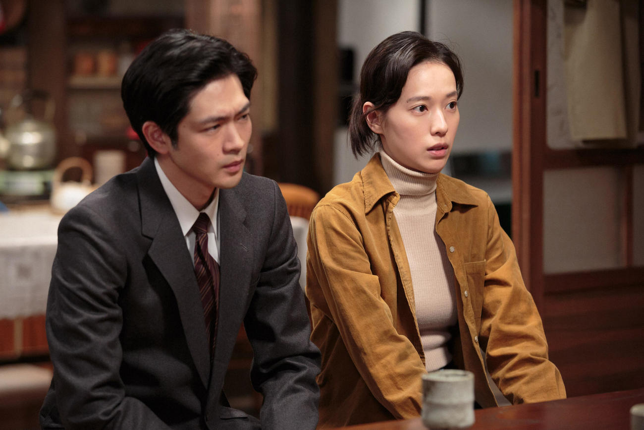 適合検査の話をする八郎（松下洸平）と喜美子（戸田恵梨香）