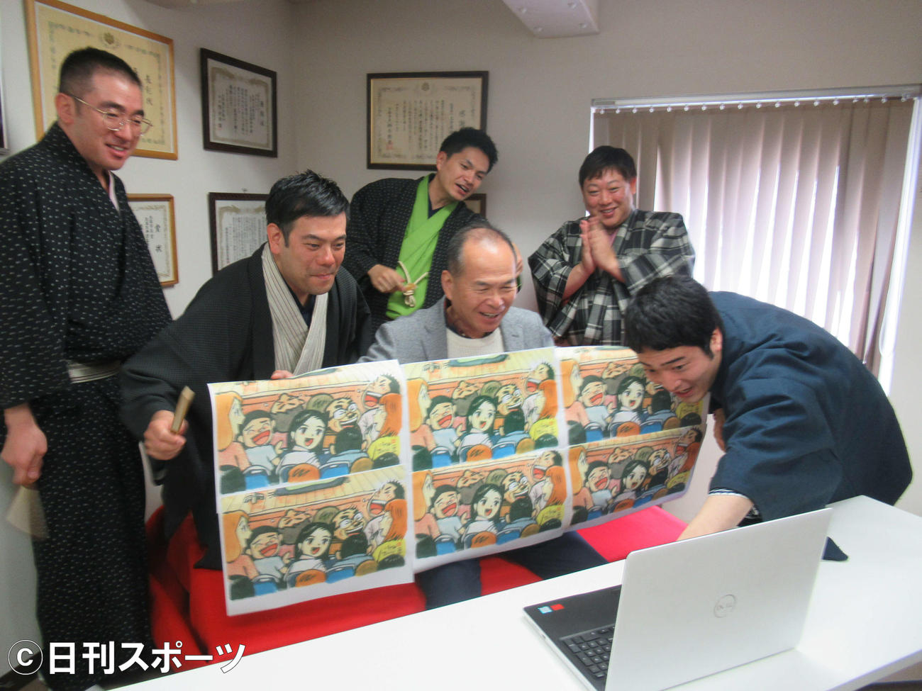 「テレワーク落語会」繁昌亭ライブ配信に出演した前列左から桂雀太、笑福亭鉄瓶、笑福亭仁智、桂紋四郎。後列左から笑福亭笑利、森乃石松（撮影・星名希実）