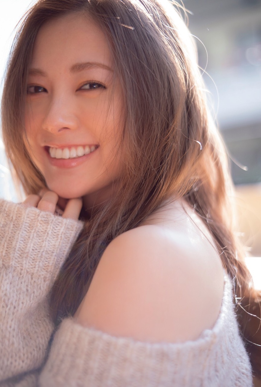 セカンド写真集「パスポート」の累計発行部数が50万部に到達した白石麻衣