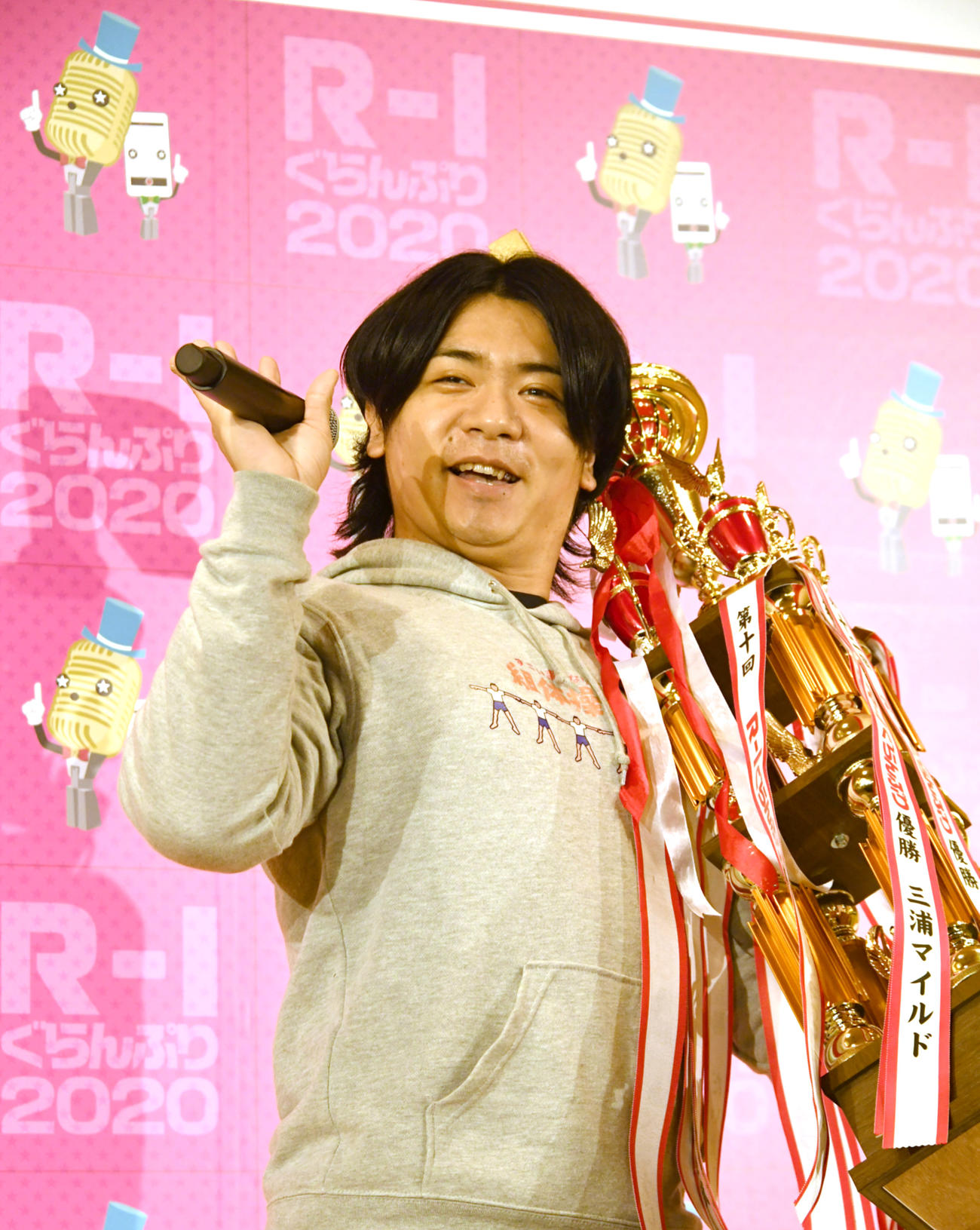 「R－1ぐらんぷり」で優勝したマヂカルラブリー野田クリスタルは、トロフィーを手におどける（撮影・酒井清司）