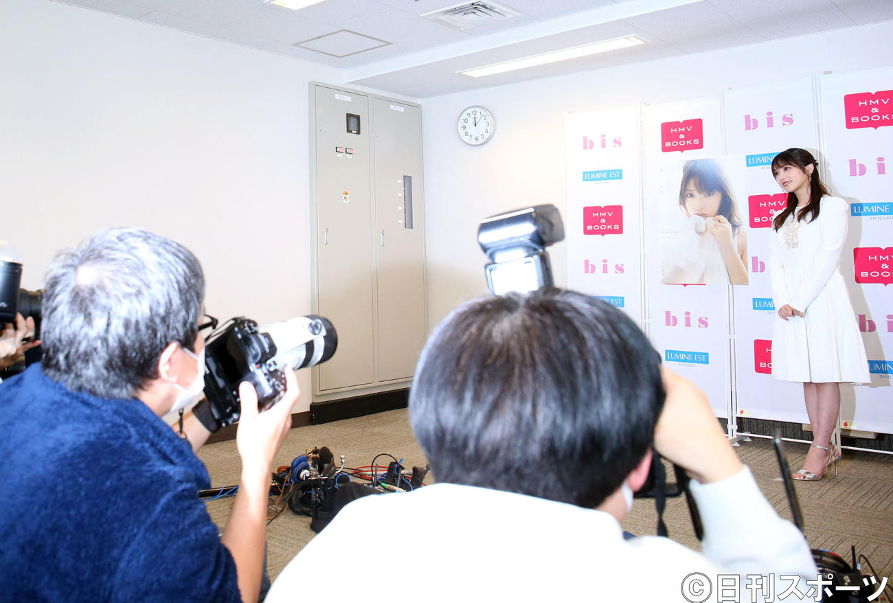 写真集発売記念会見でフォトセッションを行う乃木坂46与田祐希（撮影・垰建太）