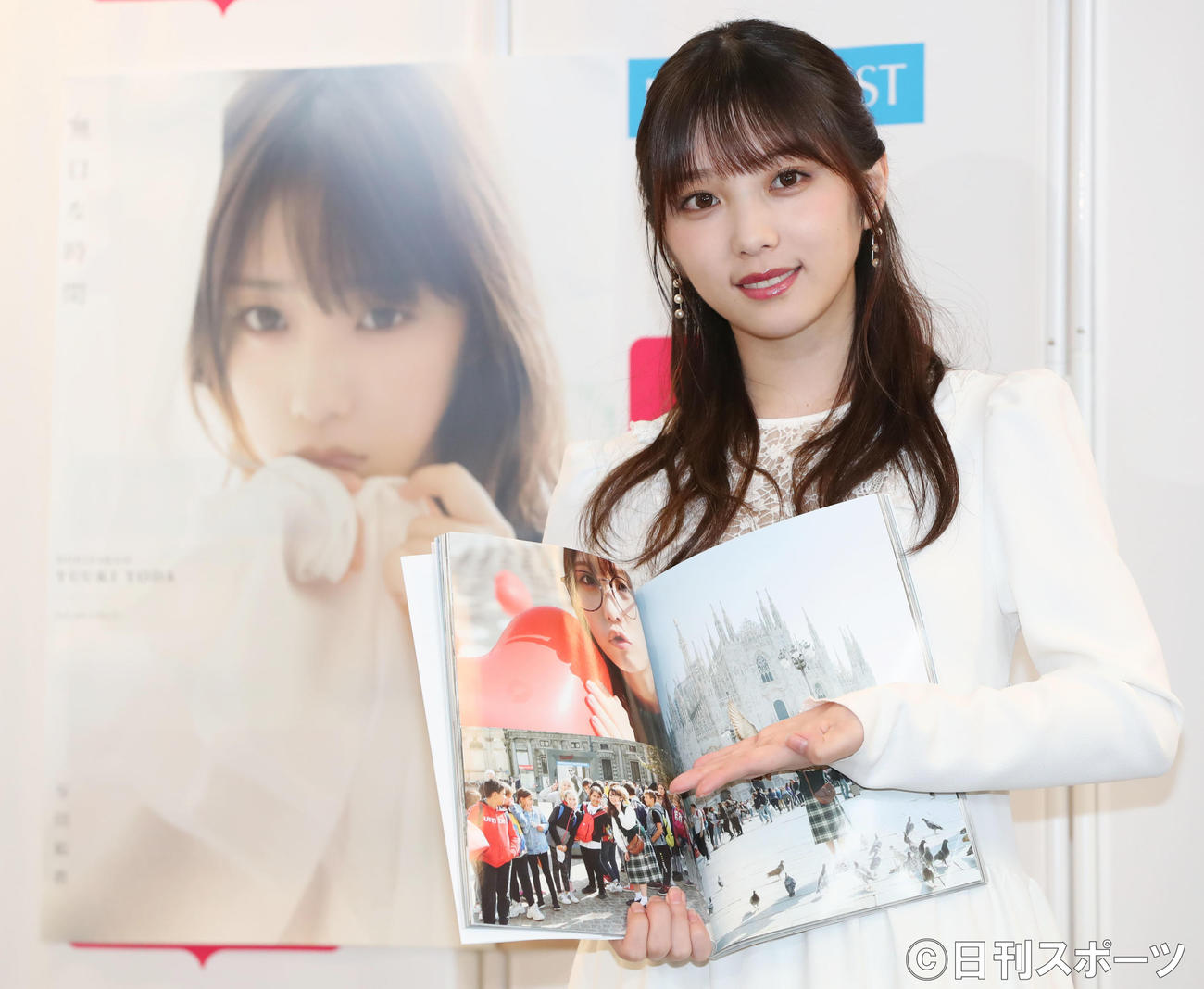 写真集発売記念会見でお気に入りの写真を披露する乃木坂46与田祐希（撮影・垰建太）