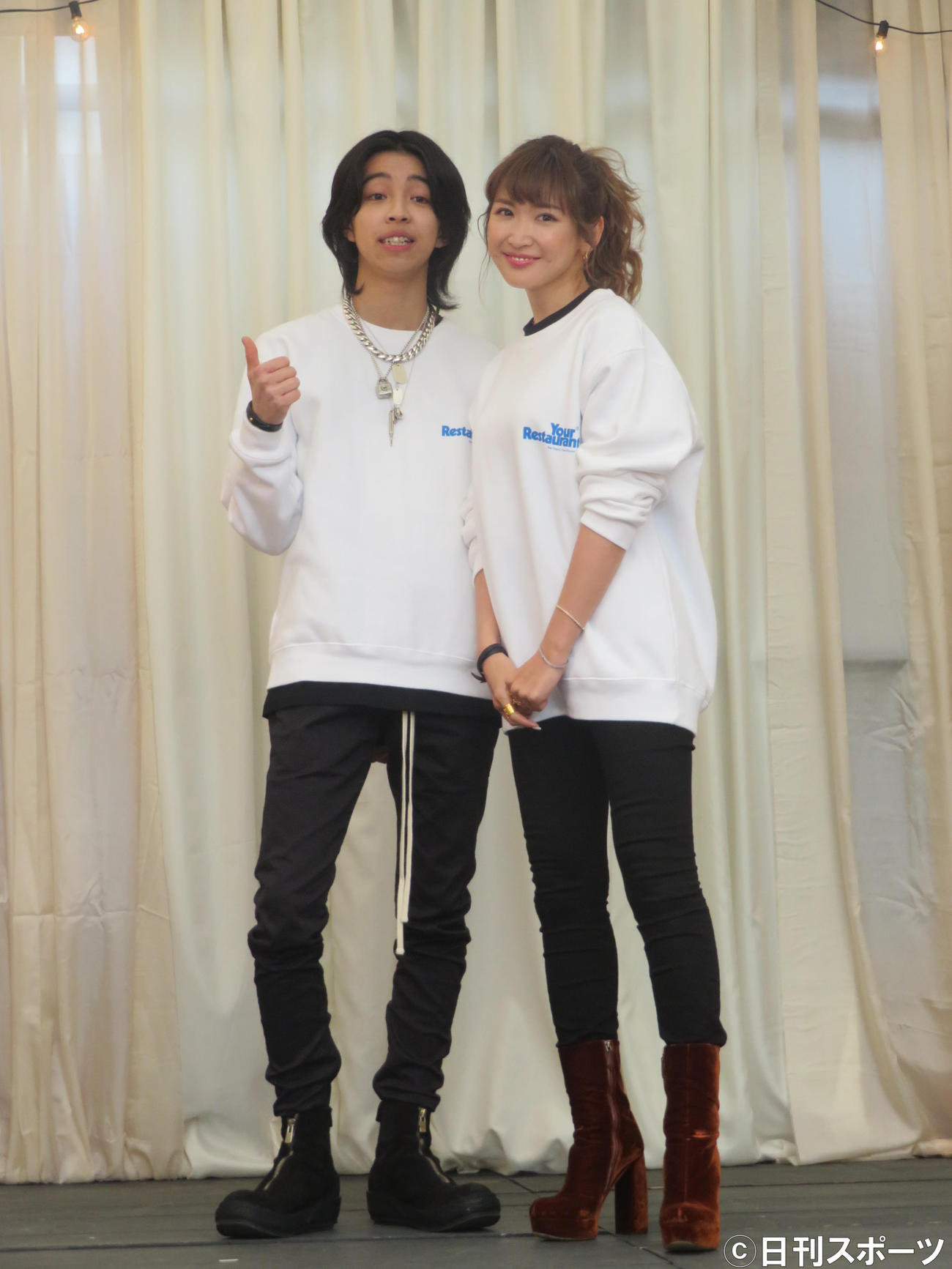 「YOUR　RESTRANT」活動報告会に出席したYOSHI（左）と紗栄子
