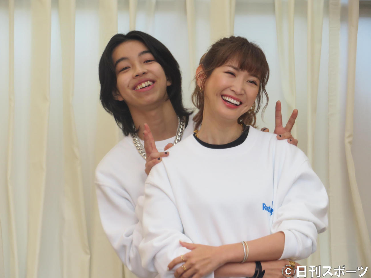 親子風での要望に応えたYOSHI（左）と紗栄子