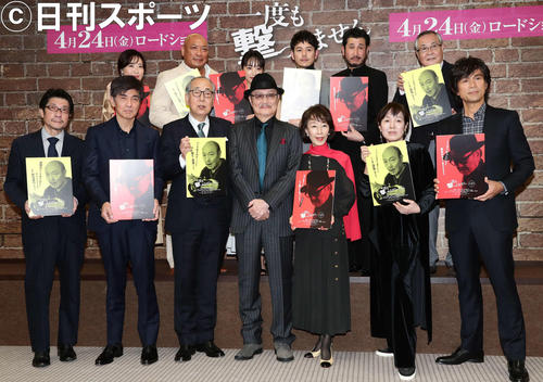 完成報告会で主演の石橋蓮司のパネルを手に写真に納まる、前列左から阪本順治監督、佐藤浩市、岸部一徳、石橋蓮司、大楠道代、桃井かおり、江口洋介。後列左から前田亜季、新崎人生、井上真央、妻夫木聡、渋川清彦、小野武彦(撮影・丹羽敏通)