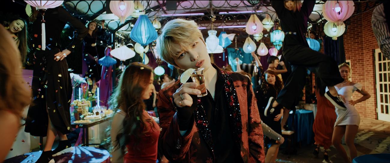 ジェジュンの新曲「Brava！！　Brava！！　Brava！！」MVのワンシーン