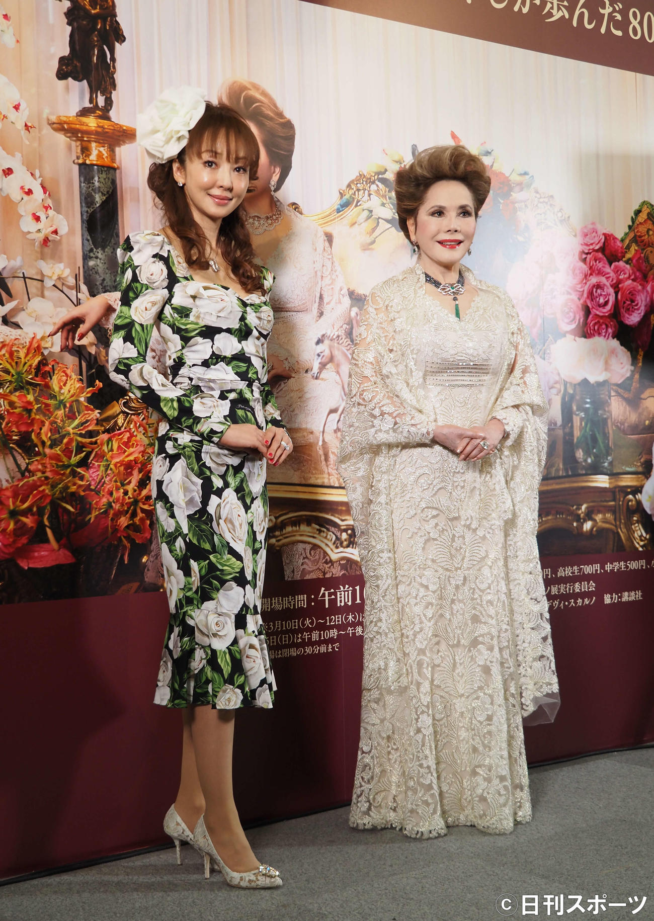 展覧会「傘寿記念　デヴィ・スカルノ展　わたくしが歩んだ80年」の取材会に出席したデヴィ夫人（右）と神田うの（撮影・遠藤尚子）